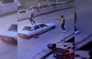 Adana’da bir kadın otomobilin tavanına çıkıp...