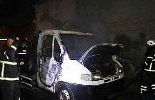 Adana’da park halindeki çekici yanarak kül oldu