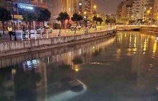 Adana’da virajı alamayan otomobil sulama kanalı...