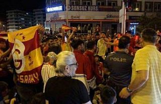 Adana’daki taraftarlar Galatasaray şampiyonluk...
