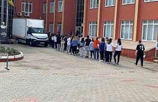 Adaylar sınavda veliler dışarıda ter döktü