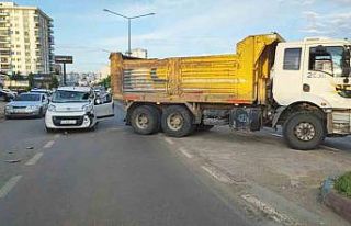 Adıyaman’da kamyon ile hafif ticari araç çarpıştı:...