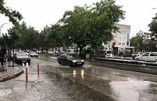 Afyon’da sağanak yağış etkili oldı