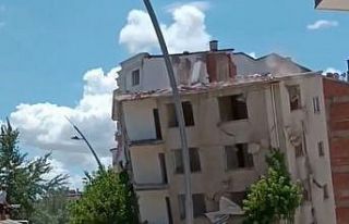 Ağır hasarlı bina tek dokunuşta yerle bir oldu