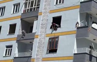 Ağır hasarlı binalarda canlarını hiçe sayarak...