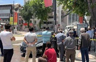 Ağır hasarlı binanın yıkılışını film izler...