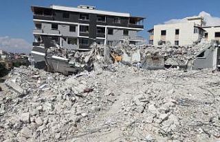 Ağır hasarlı binayı yıkan kepçe operatörü...