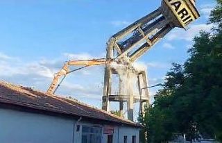 Ağır hasarlı su deposu, tek dokunuş ile yıkıldı