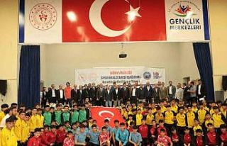 Ağrı’da amatör spor kulüplerine spor malzemesi...