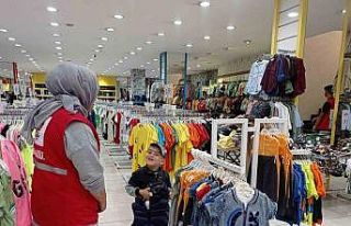 Ağrı’da bayramlık kıyafetler Kızılay’dan