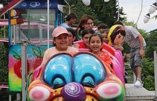 Aileler bayramda lunaparkın yolunu tuttu