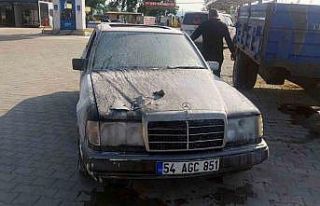 Akaryakıt istasyonu önünde alev alan otomobil paniğe...