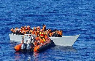 Akdeniz’de sürüklenen teknedeki 117 göçmen kurtarıldı