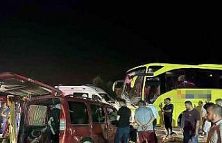 Akhisar’da otobüs ile hafif ticari araç çarpıştı:...