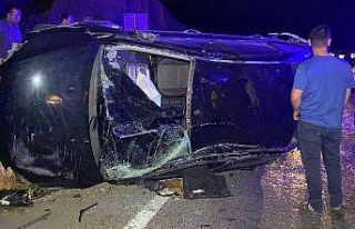 Aksaray’da otomobil takla atıp duvara çarptı:...