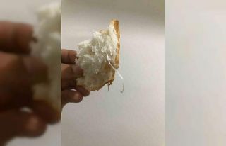 Aldıkları ekmeğin içerisinden naylon ip çıktı