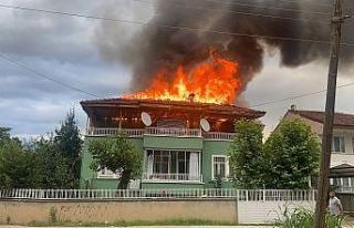 Alev alan çatı korku dolu anlar yaşattı