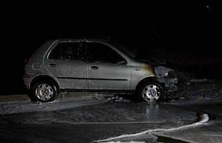 Alev alan otomobil refüje çarparak durabildi