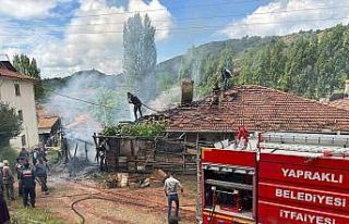Alevlere teslim olan tek katlı ev kullanılmaz hale...