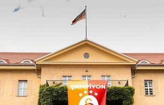 Almanya Büyükelçiliğine Galatasaray bayrağı...