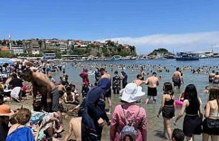 Amasra’da plajlar dolu, tarihi mekanlarda da insan...