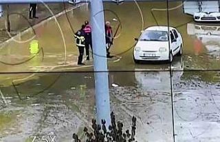 Amasya’da göle dönen yolda kalan 2 araçtaki 6...