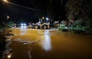 Amasya’da sağanak nedeniyle gölet taştı, sokaklar...