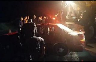 Amasya’da selde mahsur kalan otomobildeki 4 kişiyi...