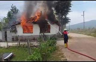 Amasya’da yalnız yaşayan kadının evi alev alev...