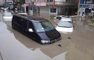 Ankara’daki kuvvetli yağışta araçlar suya gömüldü