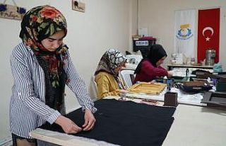 Anneleri kursta, çocukları kreşte öğreniyor