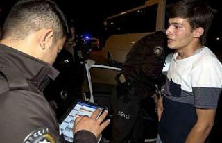 Annesi doğum yapacak sürücünün heyecanı polisleri...