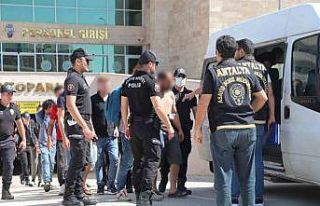 Antalya’da 62 aranan şahıs yakalandı