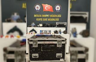 Antalya’da araçların plakalarını çalan hırsızlar...