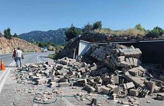 Antalya’da briket yüklü tır devrildi: 1 yaralı