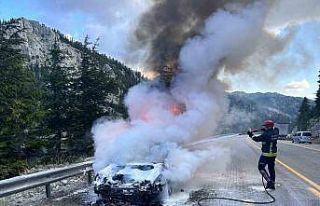 Antalya’da hareket halindeki otomobil alev alev...