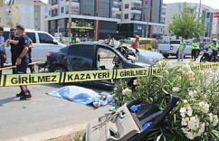 Antalya’da kontrolden çıkan otomobil karşı şeritteki...
