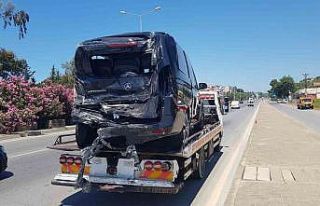 Antalya’da midibüs ile VİP minibüs çarpıştı:...