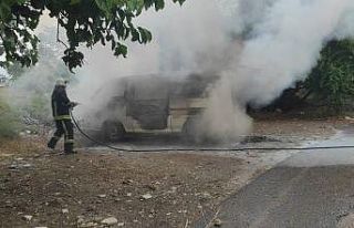 Antalya’da park halindeki minibüs alevlere teslim...