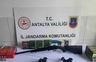 Antalya’da ruhsatsız tüfek ve tabanca ele geçirildi
