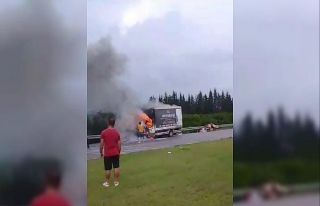 Antalya’da seyir halindeki kamyonet alev alev yandı