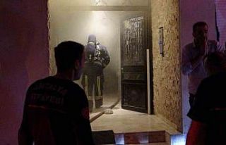 Antalya’da yangın paniği: Mahsur kalan genç kapının...
