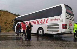 Antalya’da yoldan çıkan otobüs toprak yığınına...