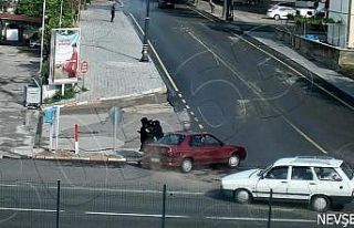 Aracın altında kalmaktan son anda kurtuldular