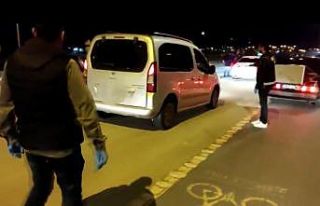 Aracın motor bölümünde silah sevkiyatı yapan...