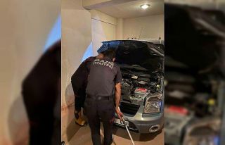 Aracın motoruna giren yılan, ekipler tarafından...