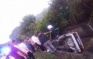 Aracıyla birlikte kanala uçan sürücüyü itfaiye...