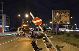Aracıyla sinyalizasyon direğini devirip koşarak...