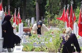 Arife günü şehitlikte hüzün