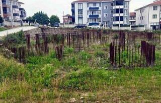 Arifiye’de sağlık ocağı inşaatı çürümeye...